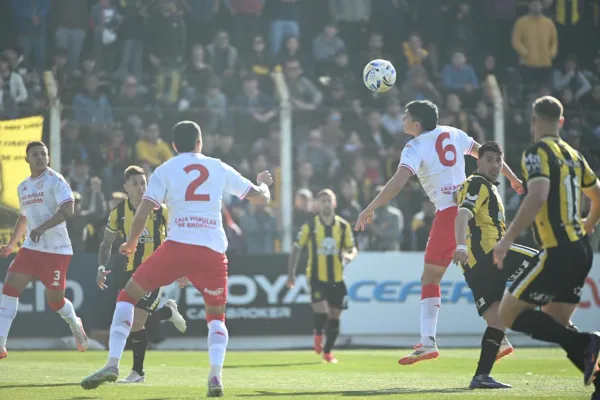 San Martín dejó escapar una gran chance, perdió con Deportivo Madryn 3-1 y se aleja de la cima