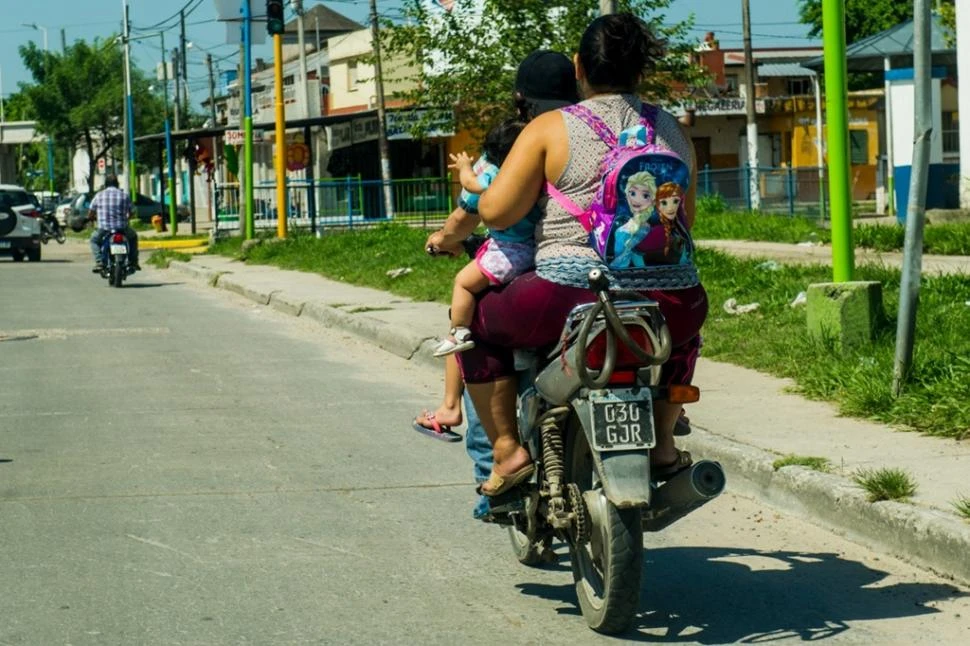 Niños trasladados en moto