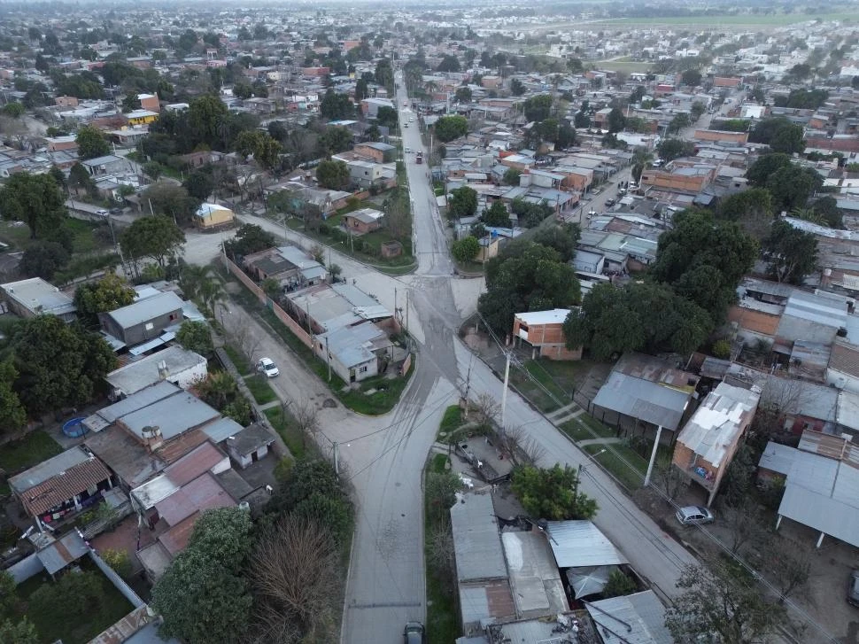 DESDE ARRIBA. Una vista panorámica permite apreciar cómo está cambiando la fisonomía de algunas calles, donde avanza la pavimentación.