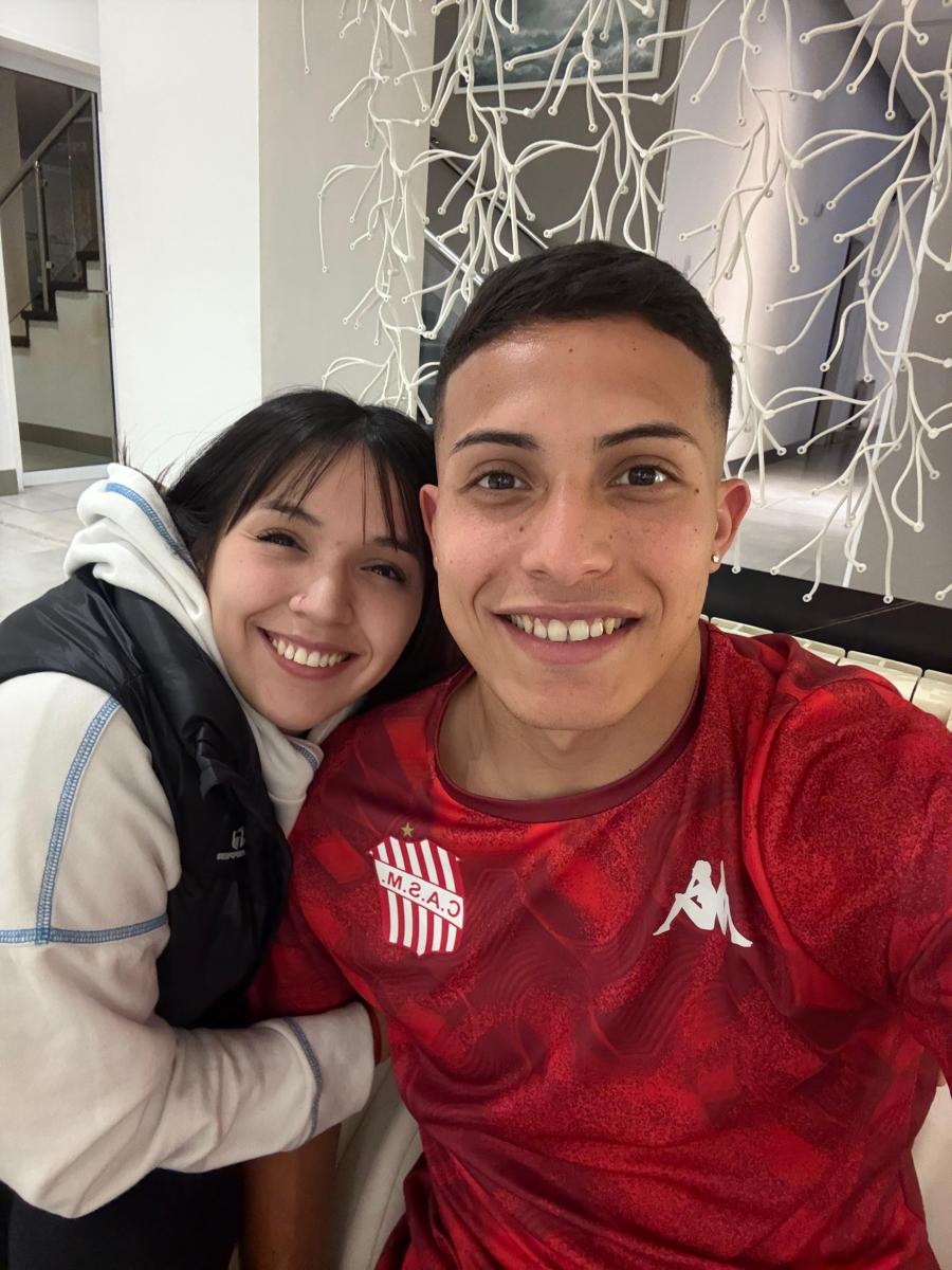 FINDE DE REENCUENTROS. Durante la concentración en Puerto Madryn, el defensor y Naiara pudieron volver a compartir un momento juntos