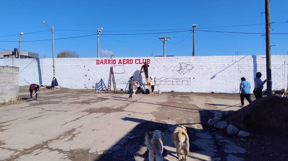 BARRIO AERO CLUB. Muy vulnerable. Sus habitantes pintan un mural.