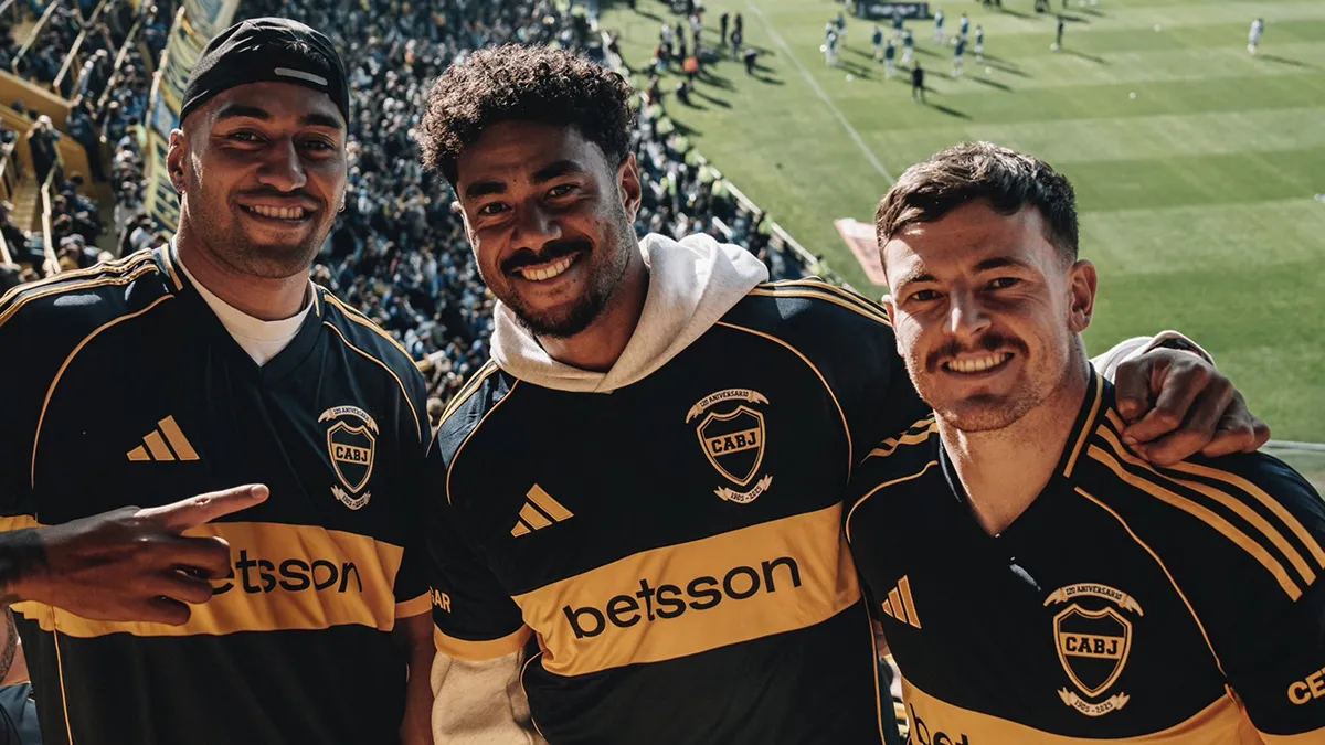 AZUL Y ORO. El seleccionado de rugby neozelandés aprovechó su visita a Argentina para ir a La Bombonera