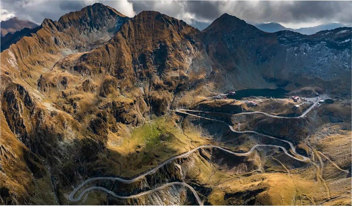 La ruta Transfăgărăşan en Rumanía es una de las más hermosas de Europa, pero también una de las más peligrosas. Foto de Getty Images/ BBC
