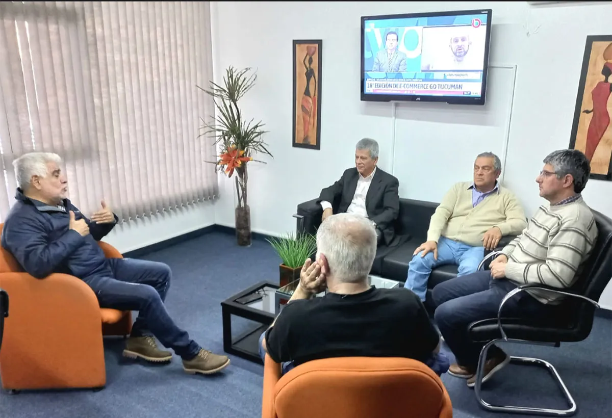 ENCUENTRO. El titular del IPLA, Dante Loza, junto a los representantes de las discotecas