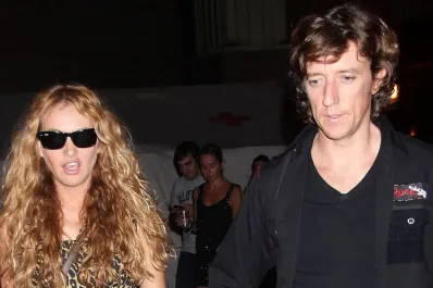 Paulina Rubio planta a Colate en Miami y viaja a Grecia con su hijo en plena batalla legal por la custodia