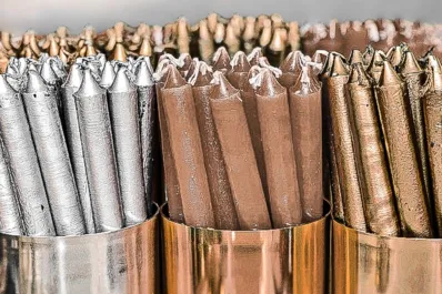 Para qué sirven las velas doradas y plateadas: significado, usos y rituales