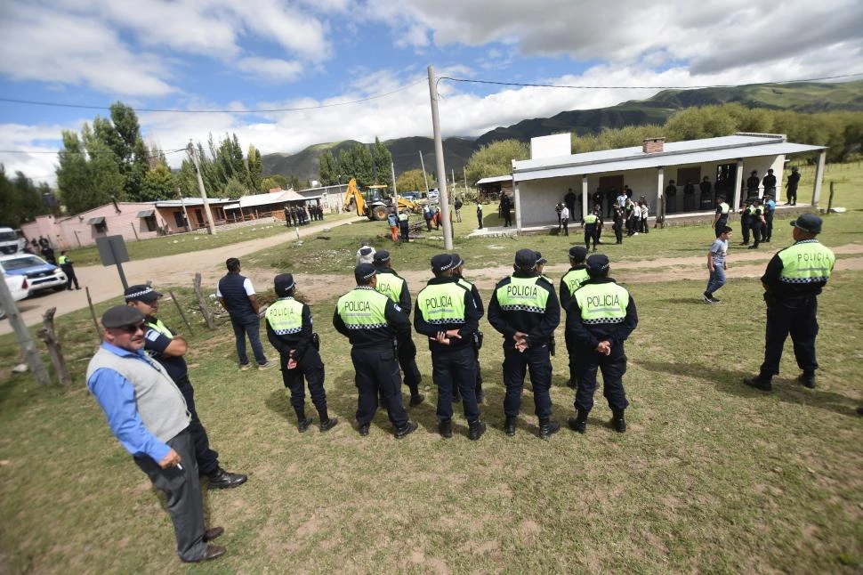 PROCEDIMIENTOS POLICIALES. Durante el verano, el Gobierno ordenó una serie de operativos para recuperar los terrenos usurpados en El Mollar. 