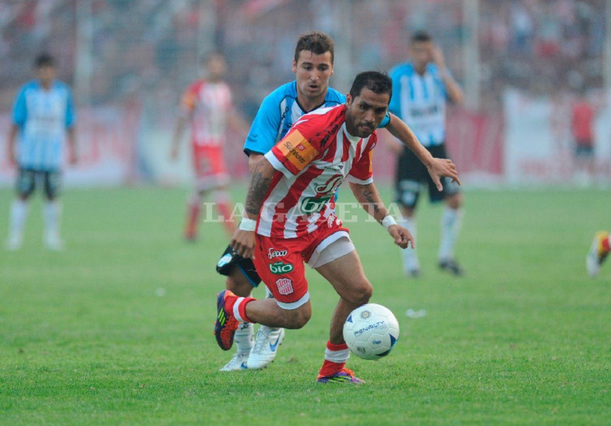 OTROS TIEMPOS. Gustavo Ibáñez durante un partido contra Atlético Tucumán.