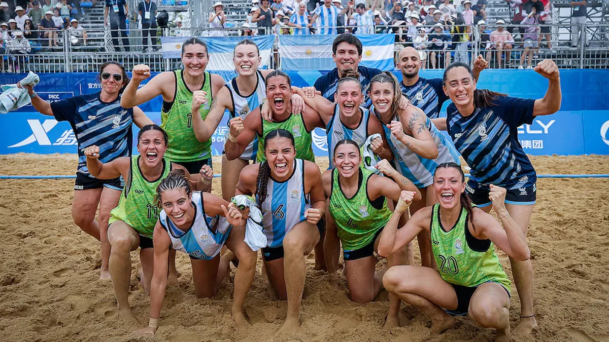KAMIKAZES DORADAS. El seleccionado femenino de beach handball ganó la medalla de oro en los World Games