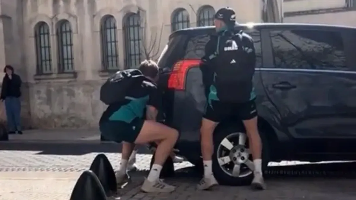 SIGUEN LAS AVENTURAS. Esta vez, los All Blacks ayudaron a mover una camioneta atascada en el centro porteño