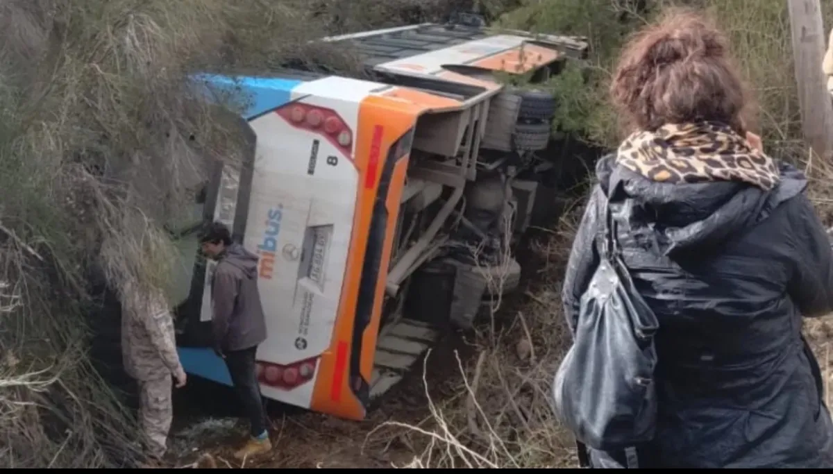 Bariloche: un colectivo volcó camino al Cerro Catedral