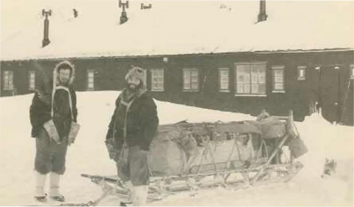 Los hombres de la base de la isla Rey Jorge dependían de trineos y perros para desplazarse por el duro terreno.