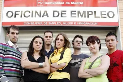 Precariedad laboral en España: el 43% de los jóvenes ha trabajado sin contrato y el 85% sigue viviendo con sus padres