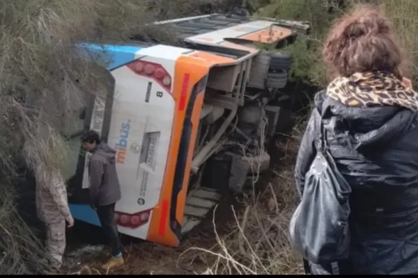 Bariloche: un colectivo volcó camino al Cerro Catedral