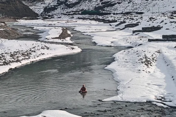 A los 35 años, Fernando Cruz dejó la rutina para desafiar el frío extremo y conquistar el oro en natación invernal frente al glaciar Perito Moreno.