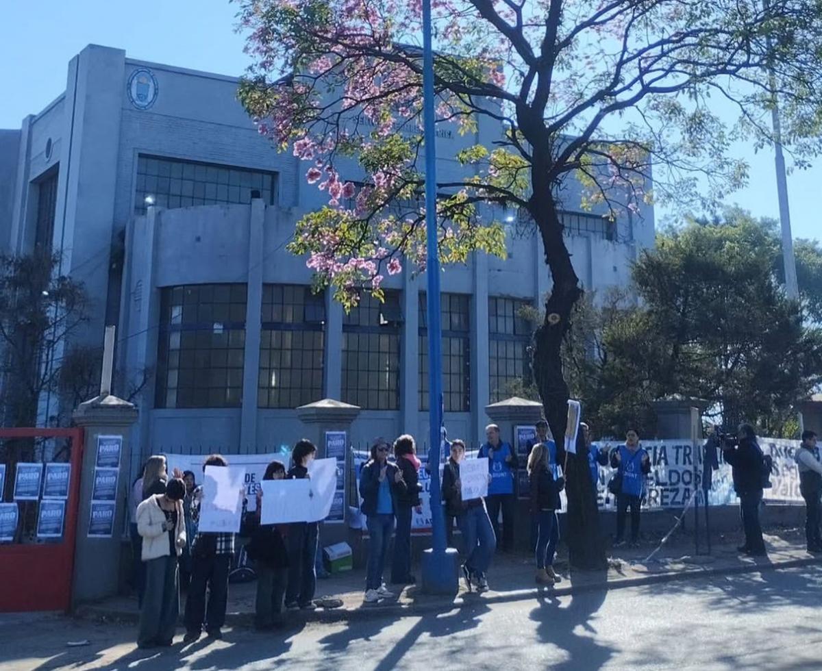 PROTESTA UNIVERSITARIA. Docentes se concentraron para exigir mejoras salariales y más presupuesto para la educación pública.