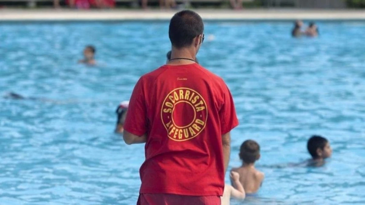 ¿Buscas trabajo en España? Urgen socorristas en piscinas públicas y privadas: 57 ofertas de empleo