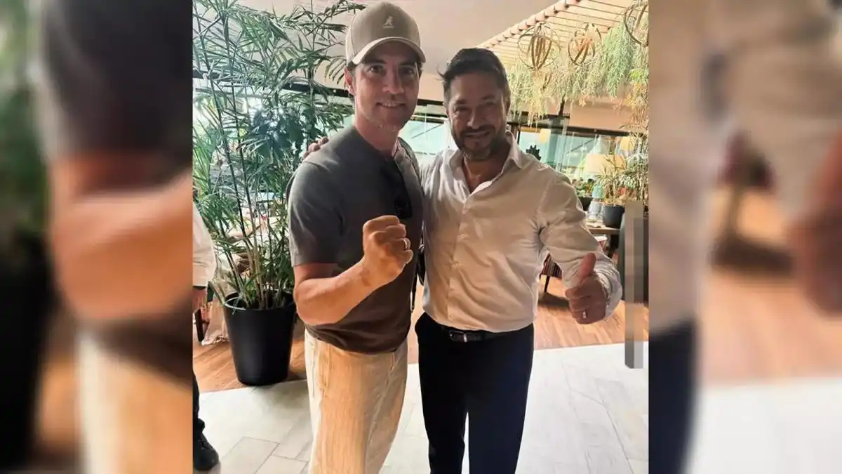 David Bisbal junto al propietario del restaurante veratense.