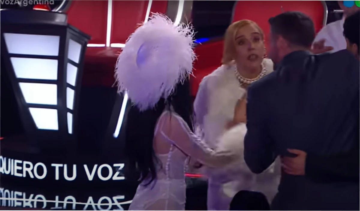 Miranda! y Lali protagonizaron un divertido forcejeo.