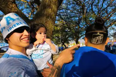 Un escudo en la nuca y pasión de generación en generación: así vive Gisela su amor por Atlético Tucumán