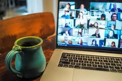 Pijama y pantuflas: así se visten los argentinos en las videollamadas laborales, según un estudio