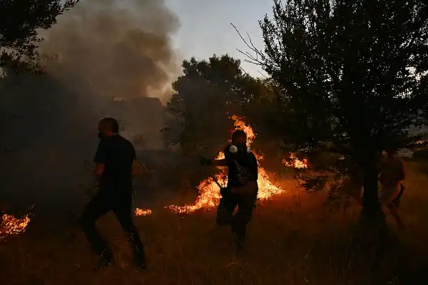 Incendios y calor extremo asolan el sur de Europa
