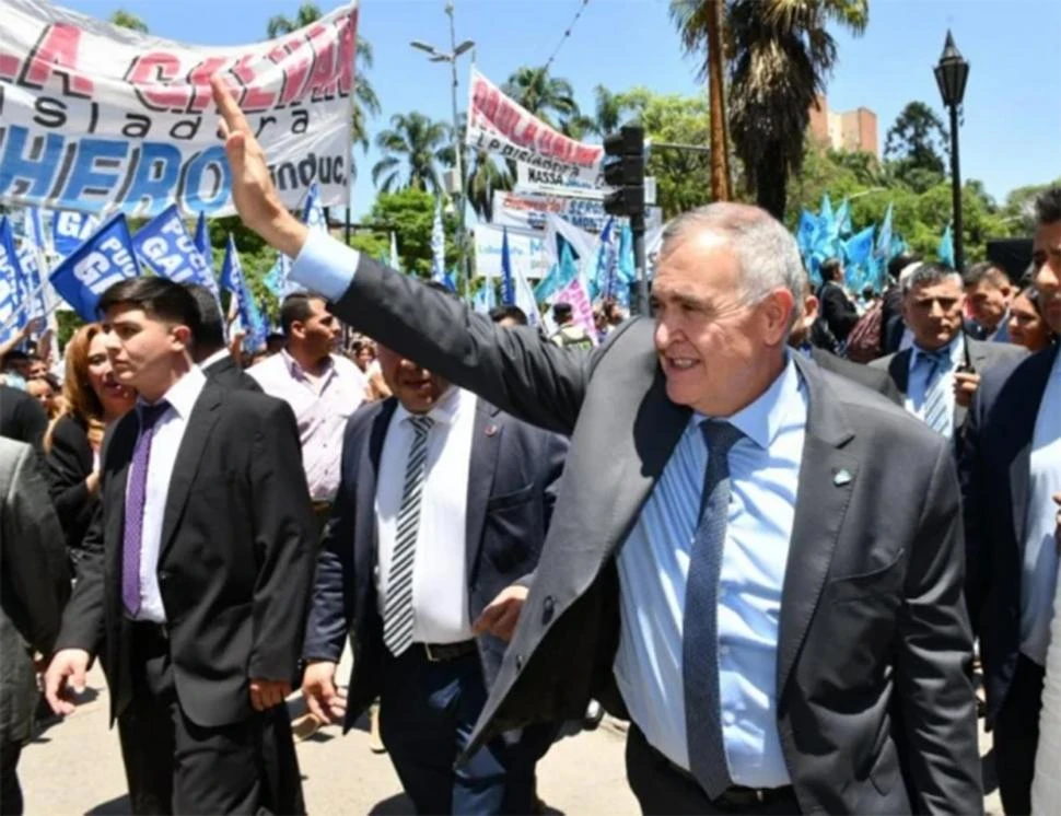 El oficialismo afirmó que la acusación de “candidatura testimonial” carece de sustento, porque ninguna norma argentina prohíbe este tipo de postulaciones. La legitimidad de una candidatura la define el voto popular, no un tribunal con especulaciones.