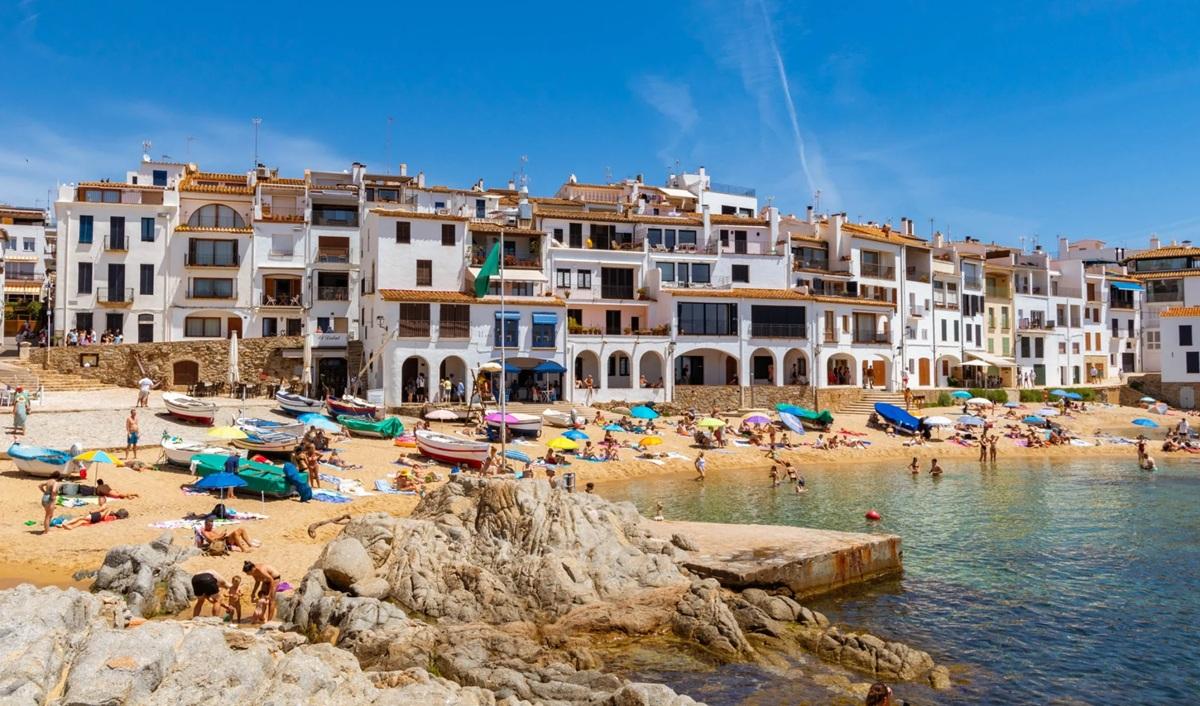 Así es Calella de Palafrugell: el encantador pueblo de la Costa Brava donde Joan Manuel Serrat compuso Mediterráneo