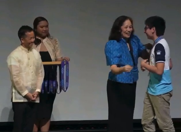 EN FILIPINAS. Mateo recibió un reconocimiento de Biología.