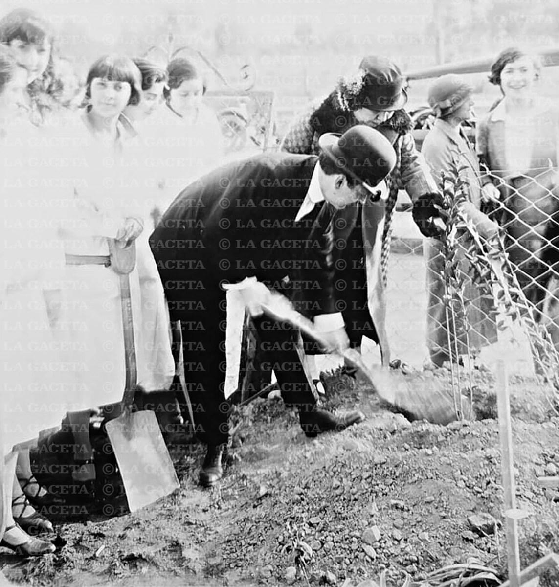 Recuerdos fotográficos: 1925. Juan B. Terán y el árbol que nos protege