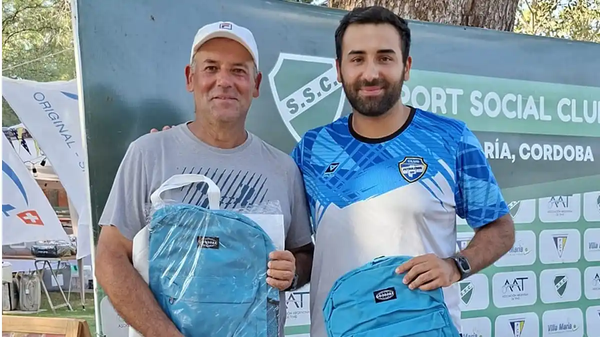 GANADORES. Marcelo Flores y su hijo, Lucas, en el encuentro realizado en Villa María, Córdoba