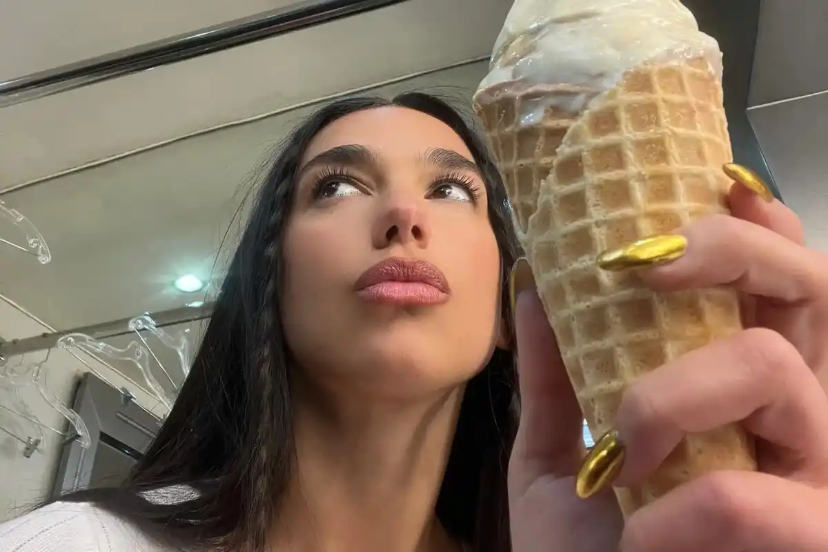 Dua Lipa sorprende en España con su forma de comer helado de vainilla: ¿Qué le añade?