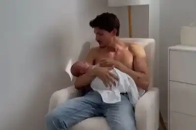 Carlos Right emociona en las redes cantándole a su hijo recién nacido