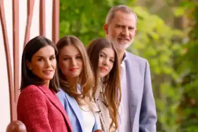 La lujosa mansión griega donde estarían veraneando los reyes: puerto privado, vistas al Egeo y un pasado polémico