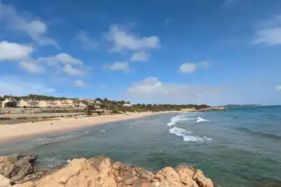 La playa de Tarragona donde aparcar gratis este verano y disfrutar del mar sin gastar