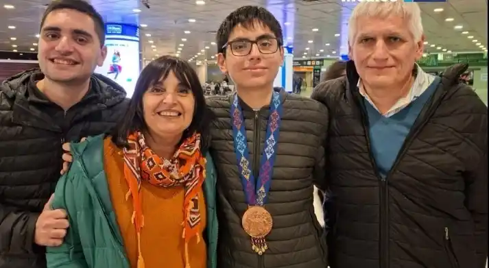 ORGULLO FAMILIAR. Los hermanos celebran junto con sus padres.