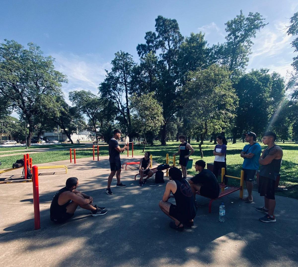 COMUNIDAD ACTIVA. Miguel Palacios entrena junto a otros atletas de calistenia en el parque 9 de Julio, uno de los puntos de encuentro más elegidos.