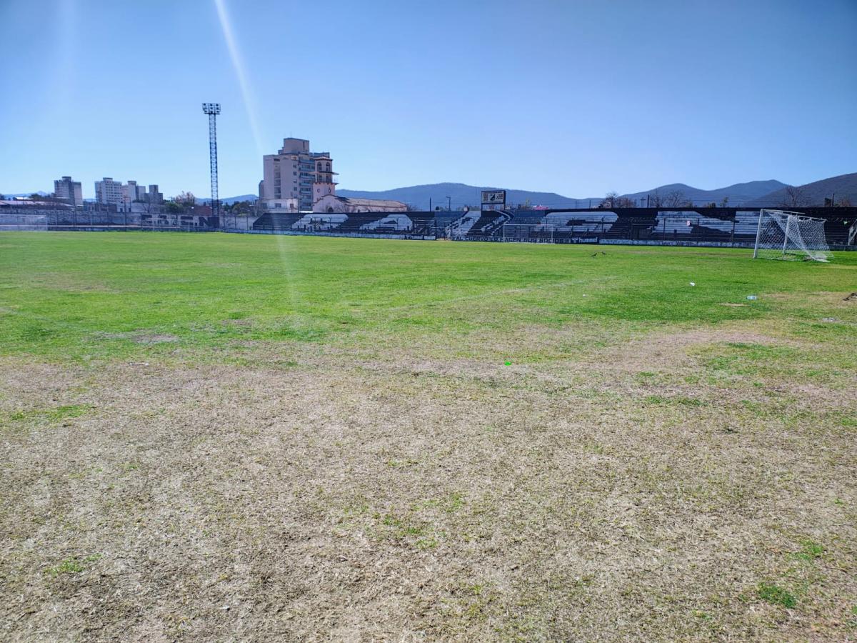 DESCUIDADO. La cancha de Central Norte presenta algunos desperfectos; el equipo de Primera no la utiliza ya que hace de local en el estadio Martearena.