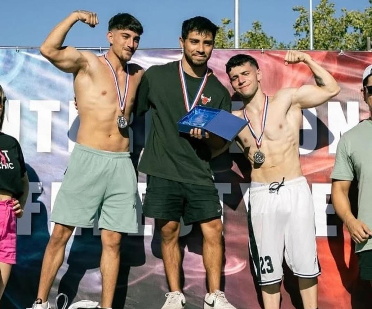 LOGRO. Miguel Palacios (izquierda) fue subcampeón en Chile y compartió podio con el actual bicampeón mundial de calistenia.