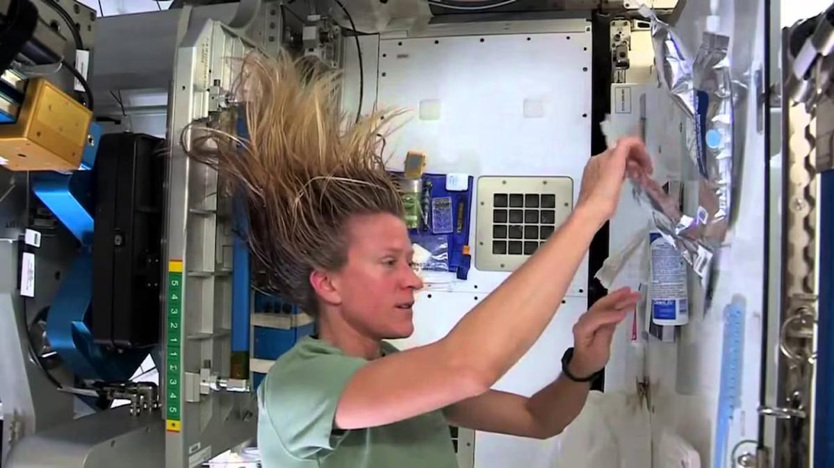 PARA LA HIGIENE. Una astronauta de la NASA se lava el pelo con agua reciclada en la EEI. / NASA