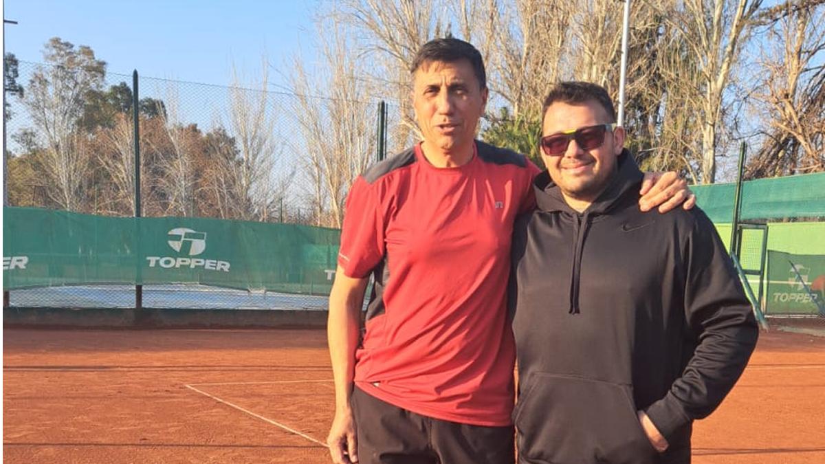 SANTA FE DICE PRESENTE. Alejandro Romero y Lucas Gónzalez comparten la pasión por el tenis y los viajes por el país.