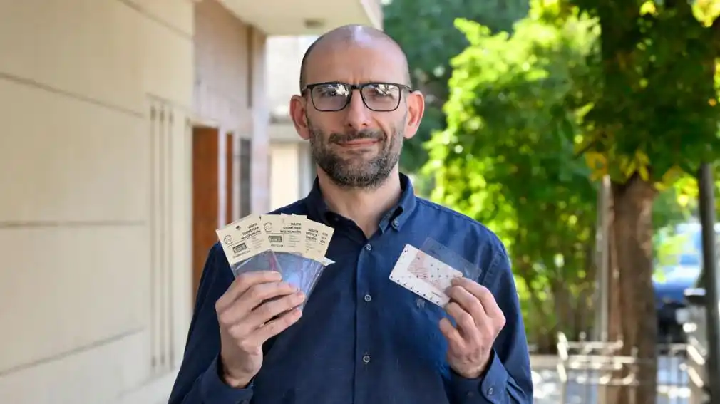 GEOMETRIA EN EL BOLSILLO. Martín, el creador de la GeoMetriCard contó cómo su invento puede ayudar en el aprendizaje de matemática. gentileza martín cascales