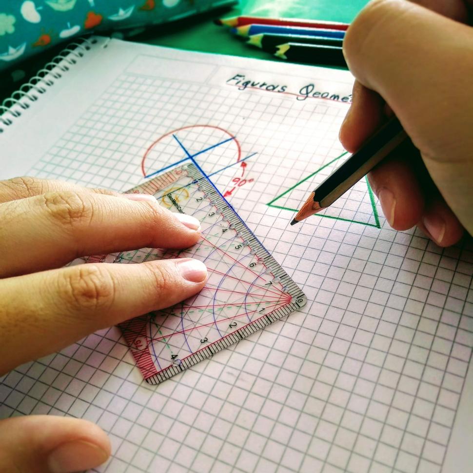 Es tucumano y creó una tarjeta con todo el kit de geometría