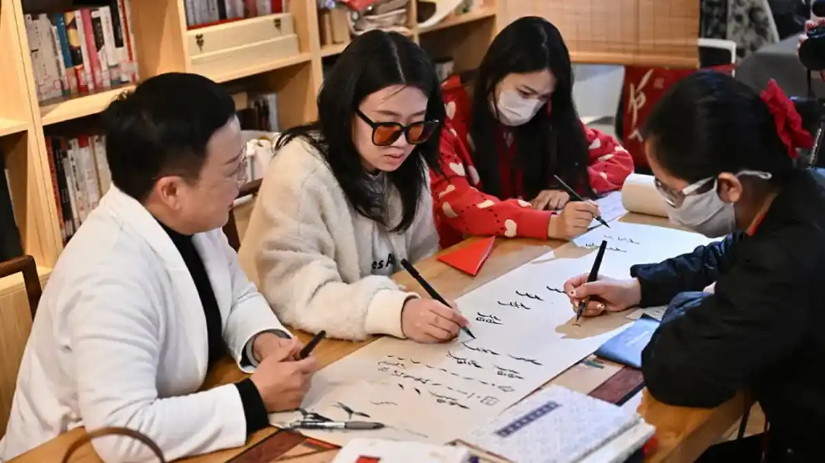 EL NUSHU. Usado históricamente en cartas, canciones y bordados, este lenguaje regresa como símbolo de fuerza y creatividad femenina. / AFP