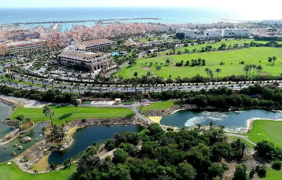 Almerimar, el “pequeño Mónaco” de España: lujo, playas vírgenes y un puerto deportivo en Almería