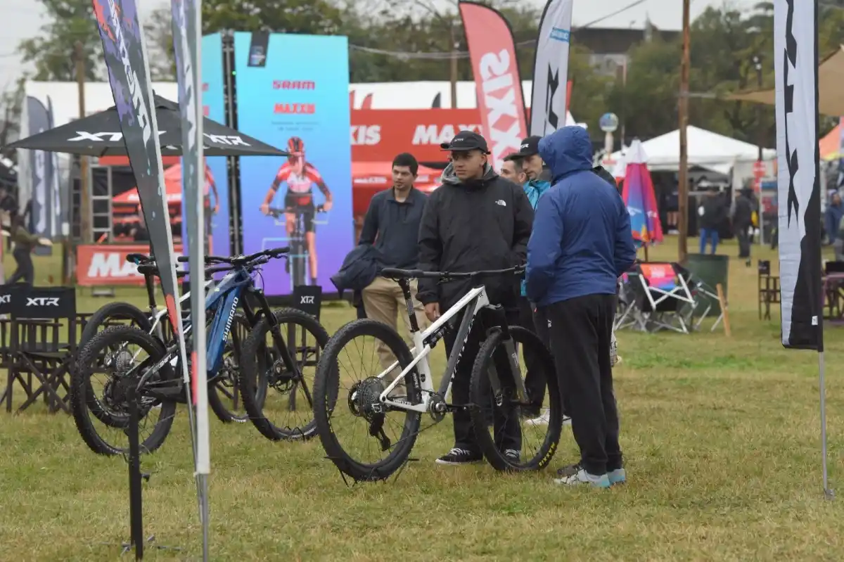 VIERNES NUBLADO. Los participantes comenzaron con la acreditación cerca del mediodía de ayer en el predio de Distrito. Foto: ANALÍA JARAMILLO - LA GACETA