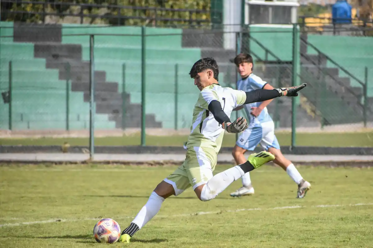 Ivo Veinovich fue convocado por la Sub-17 de Bolivia.