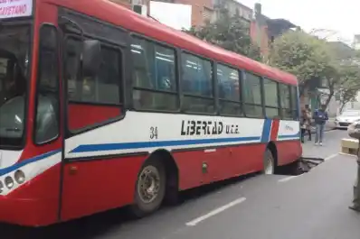 Recuerdos fotográficos: 2016. Cuando la calle Córdoba casi se “tragó” un ómnibus
