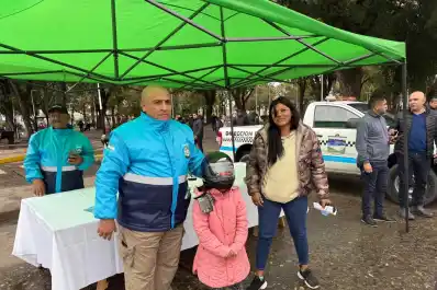 Alberdi refuerza la seguridad vial con una campaña en la vía pública: cascos gratis y concientización
