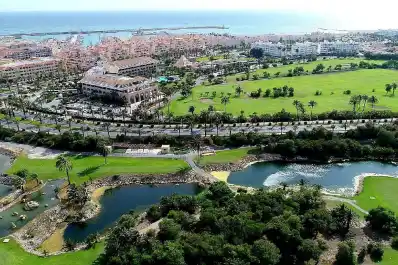 Almerimar, el “pequeño Mónaco” de España: lujo, playas vírgenes y un puerto deportivo en Almería
